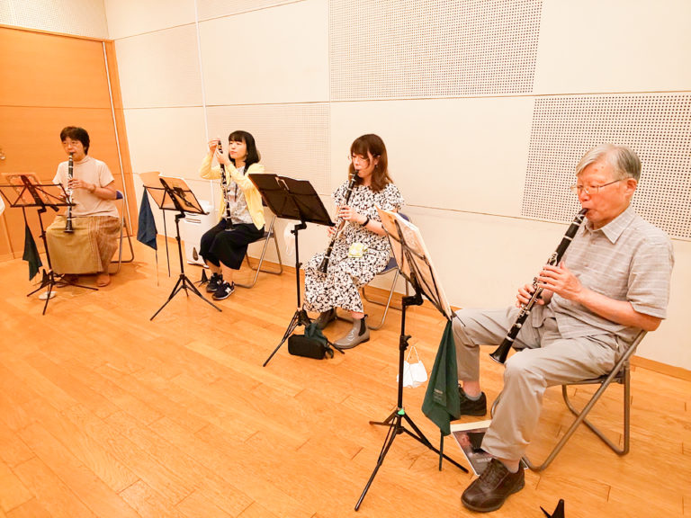 東京クラリネット教室のグループレッスンでクラリネットを演奏する生徒達
