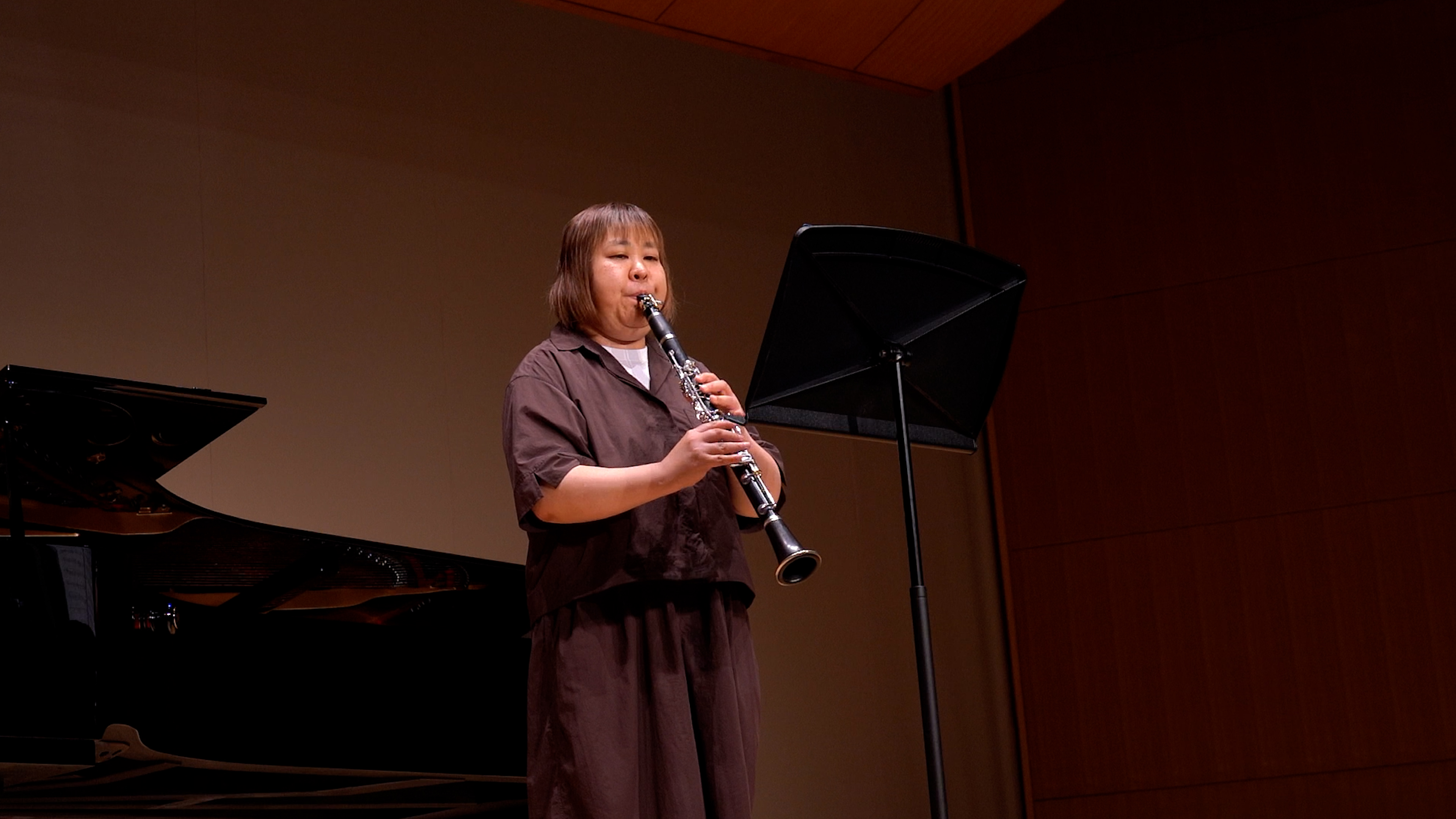 発表会で演奏する生徒