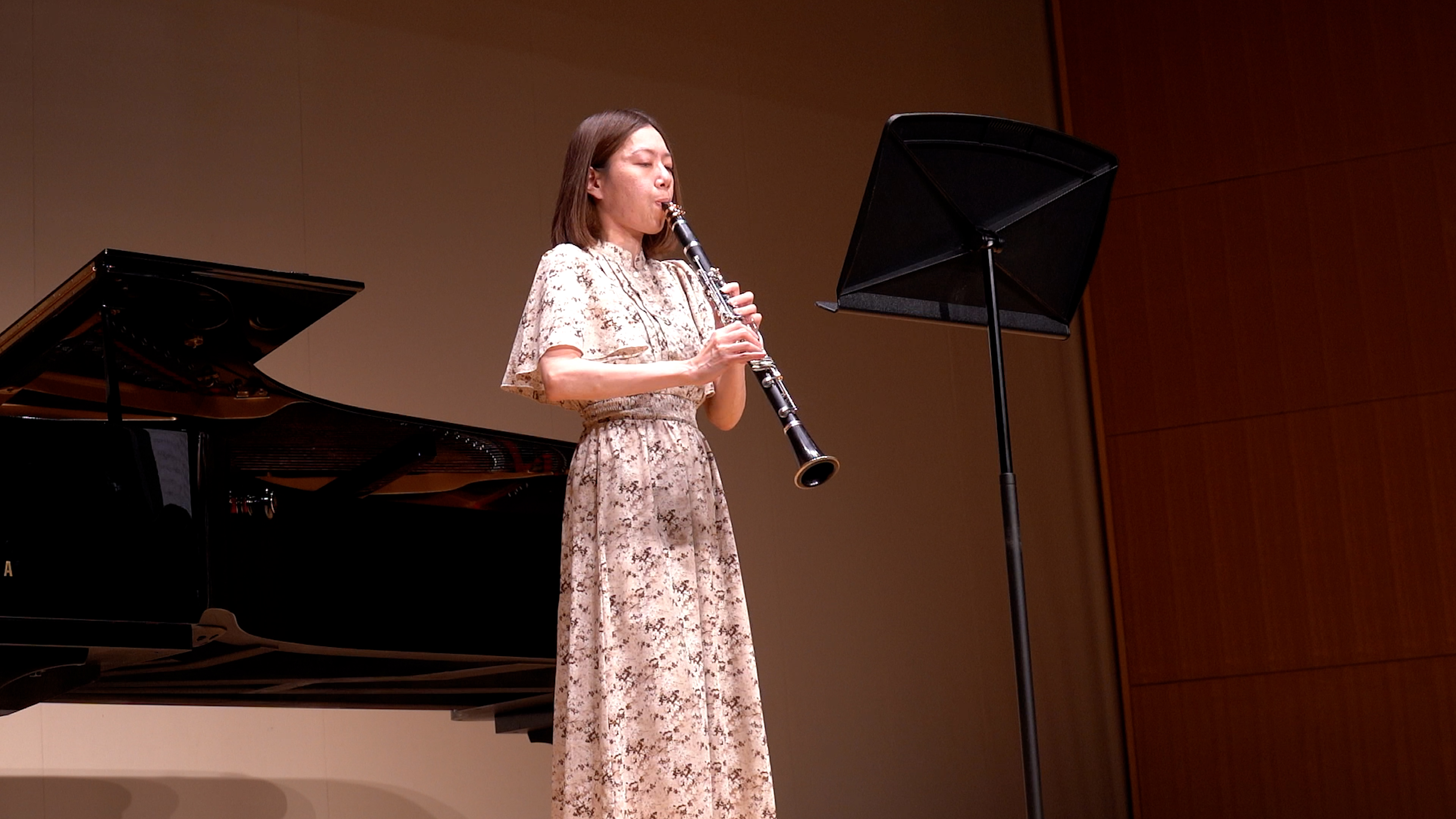 発表会でソロ演奏する生徒