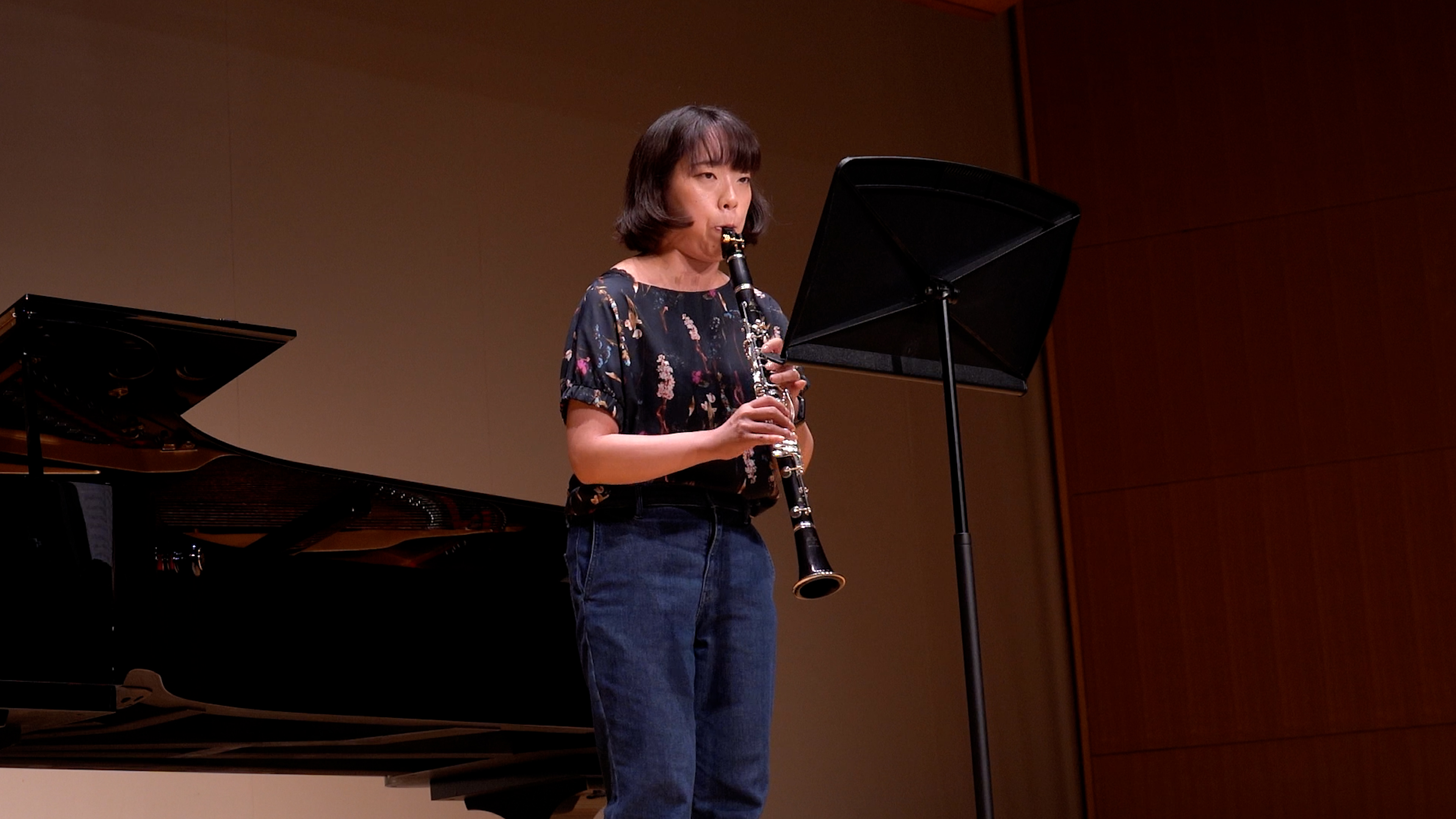 発表会で演奏する生徒