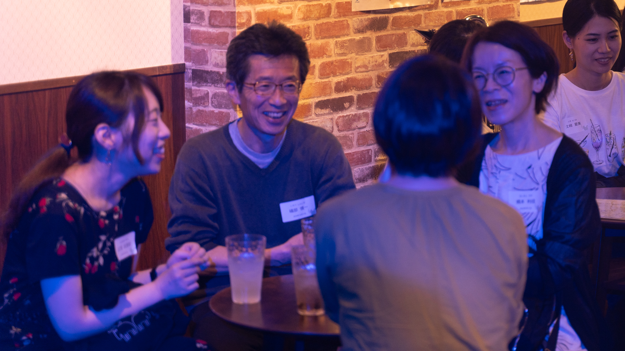 ライブ懇親会で笑顔でおしゃべりする参加者