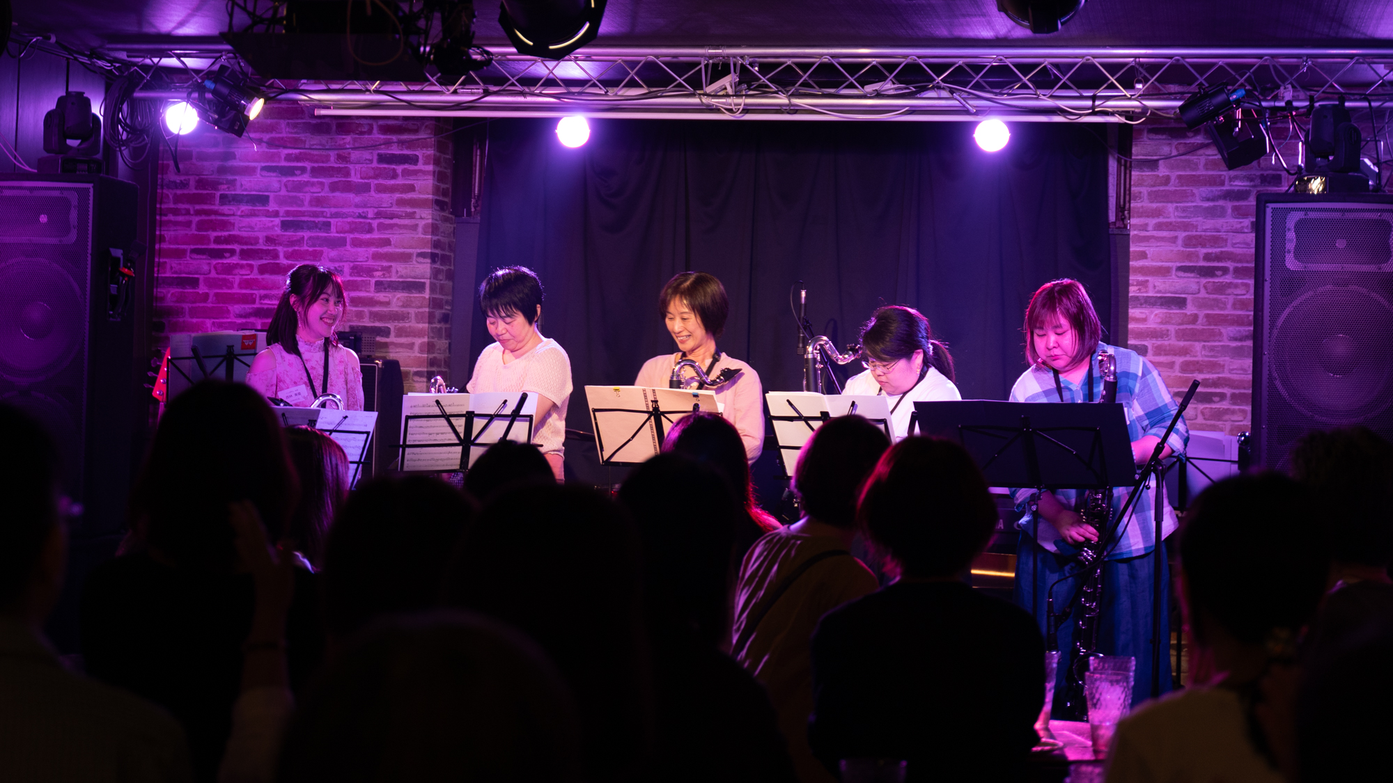 ライブ懇親会で演奏するバスクラリネットアンサンブル
