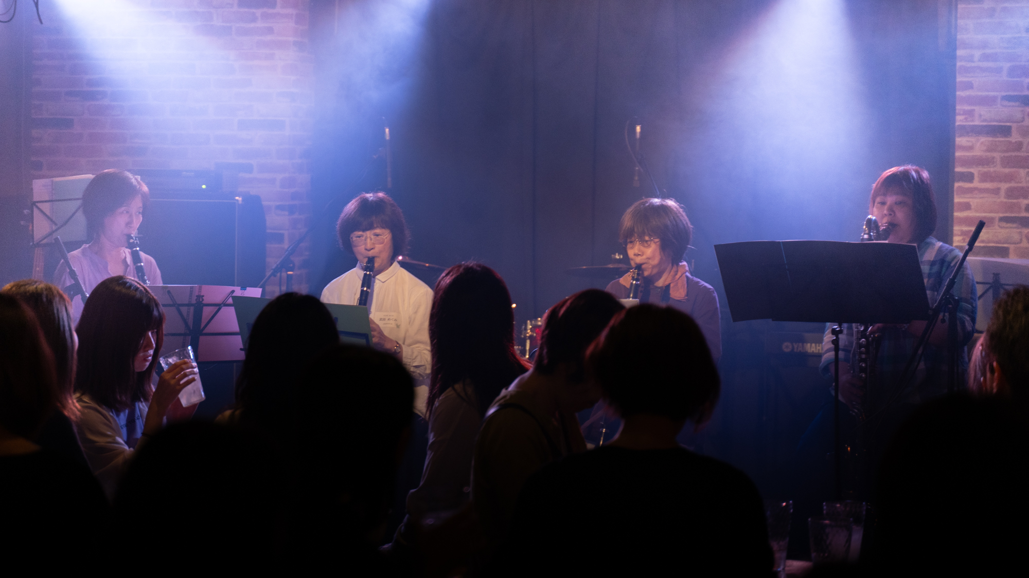 ライブ懇親会で演奏するチームぞうさんのメンバー