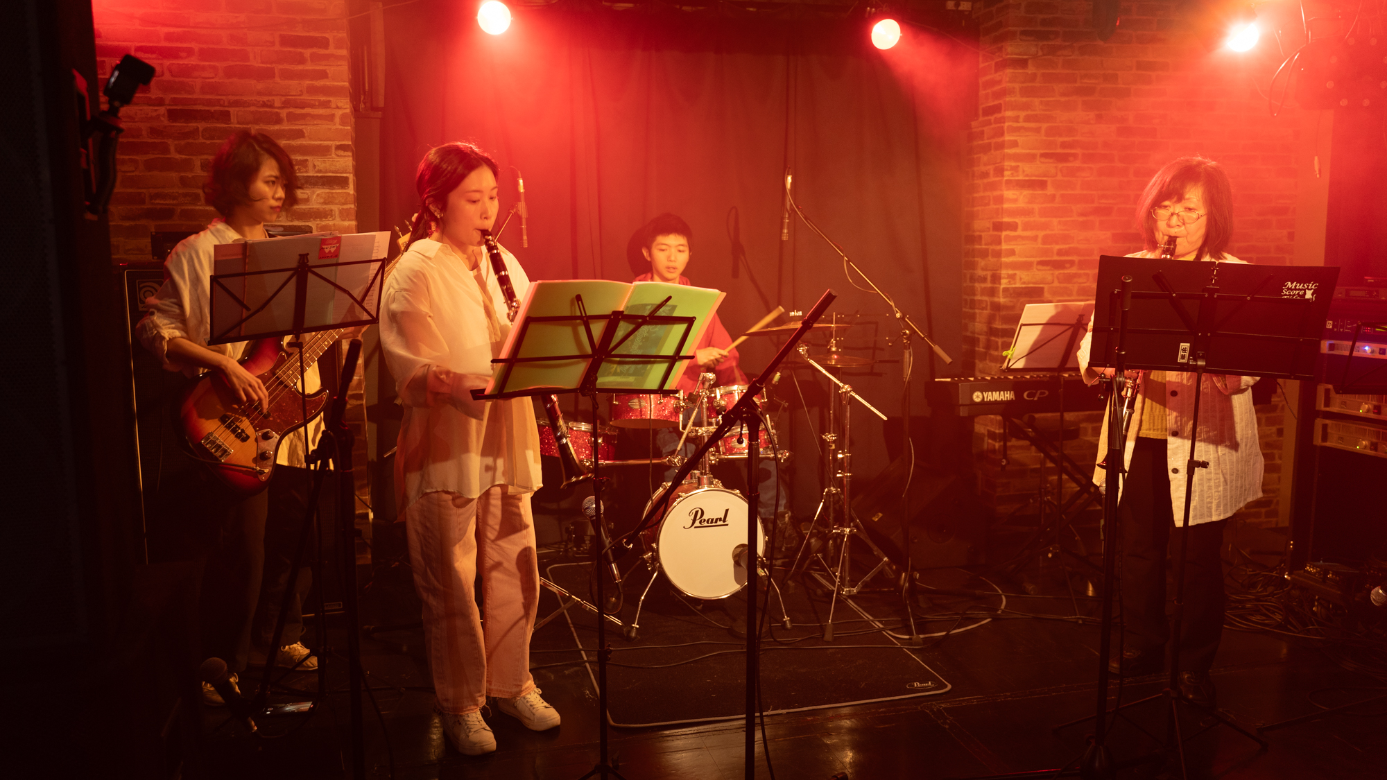 ライブ懇親会で演奏するカルガモンドのお二人