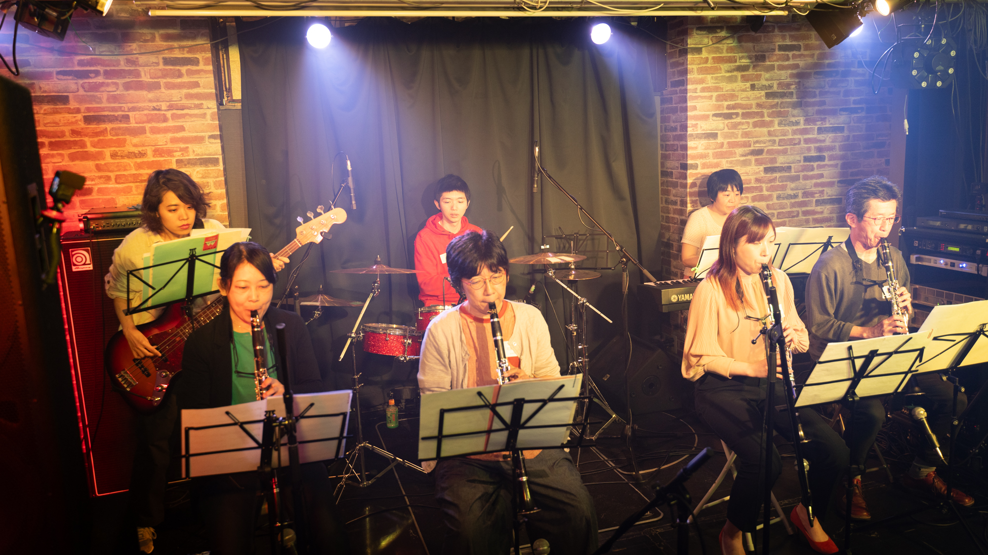 ライブ懇親会で演奏するバンドアンサンブルメンバー