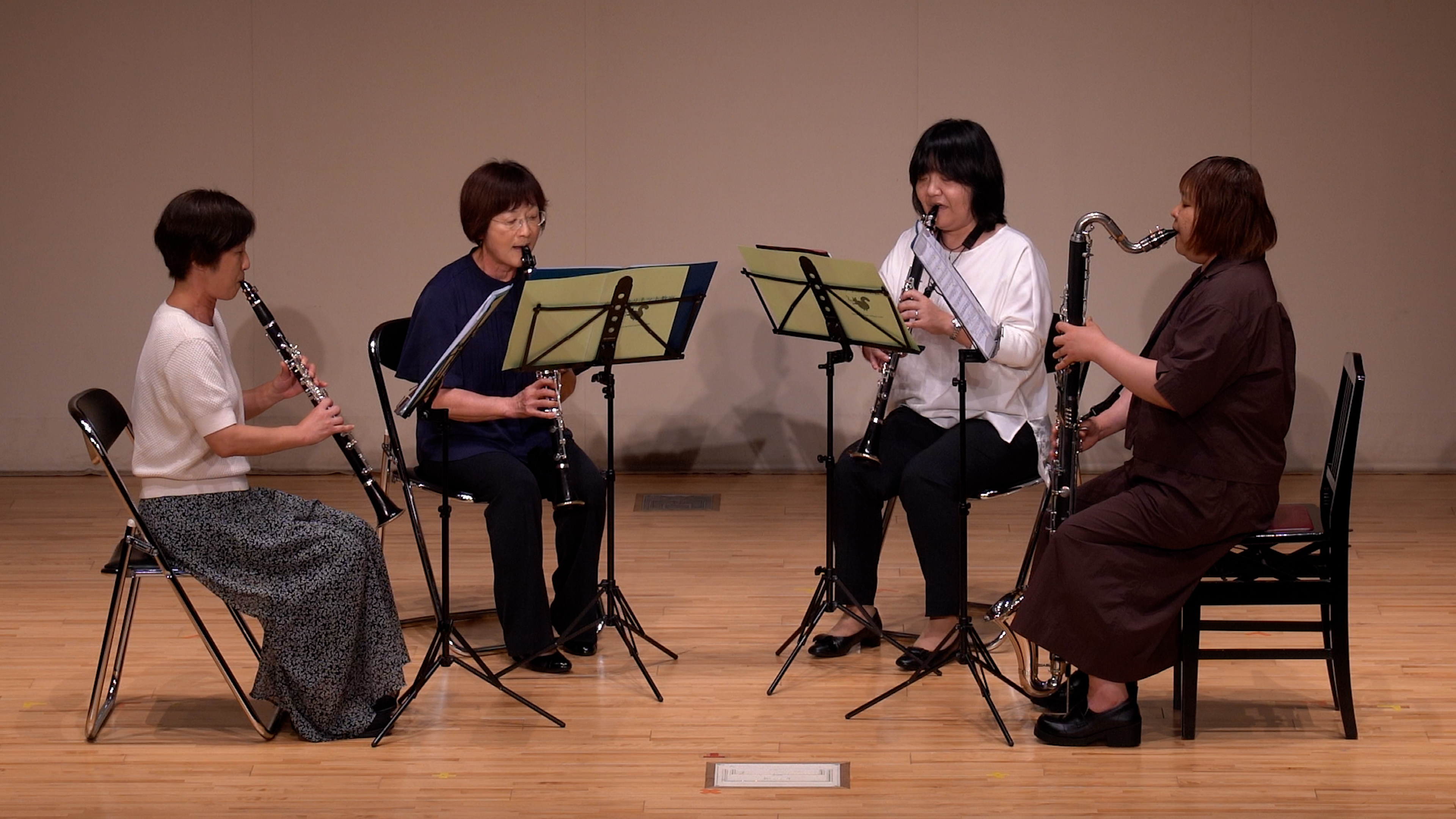 発表会で演奏するチームぞうさんのメンバー