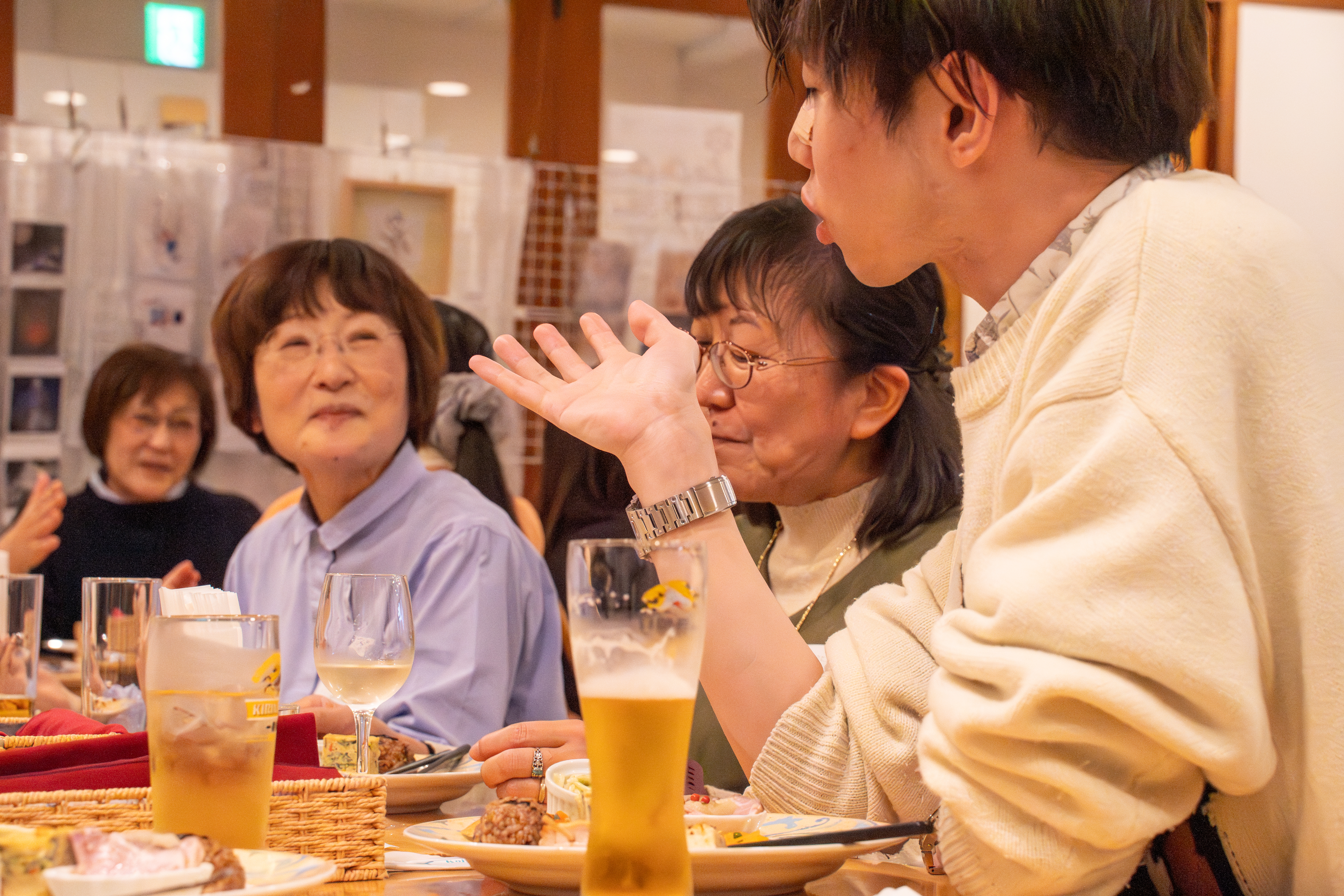 ライブ懇親会で楽しそうに話をする参加者