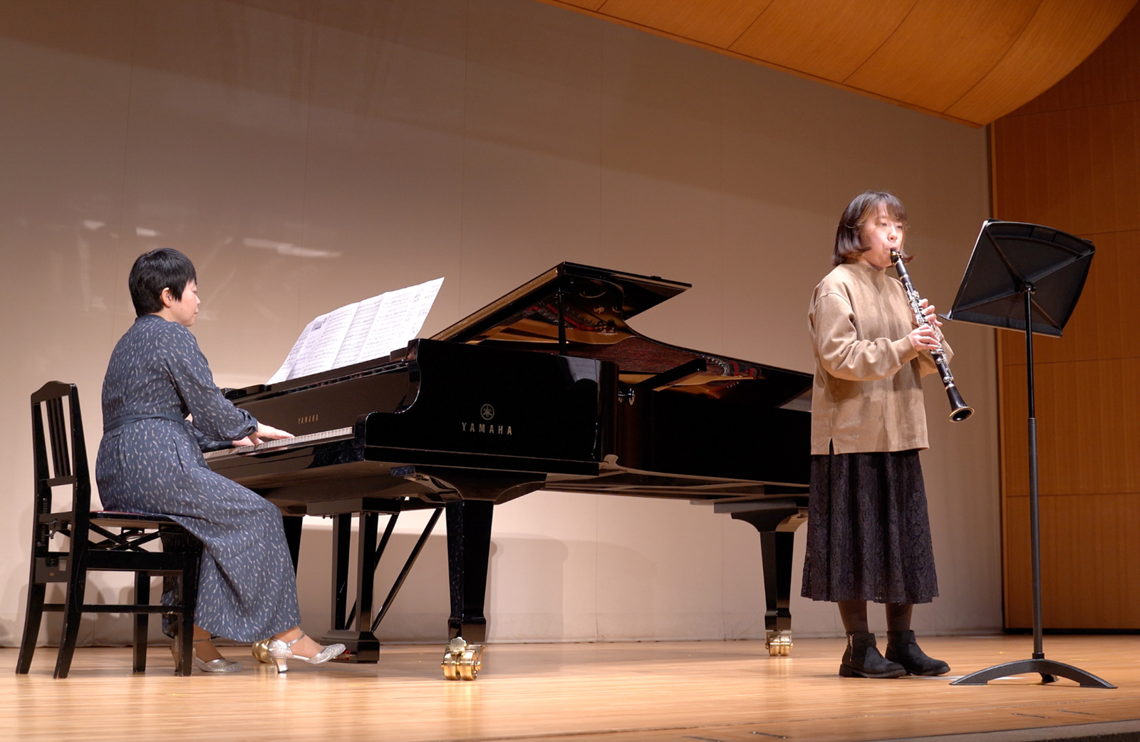 発表会でソロ演奏する生徒