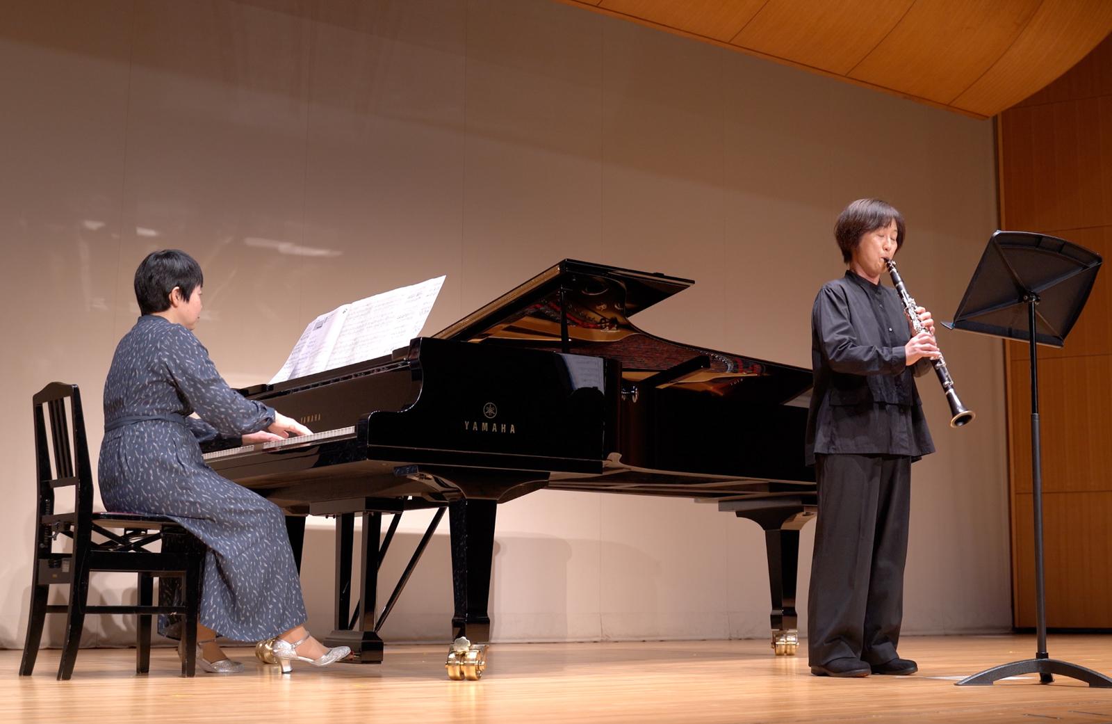 発表会でソロ演奏する生徒