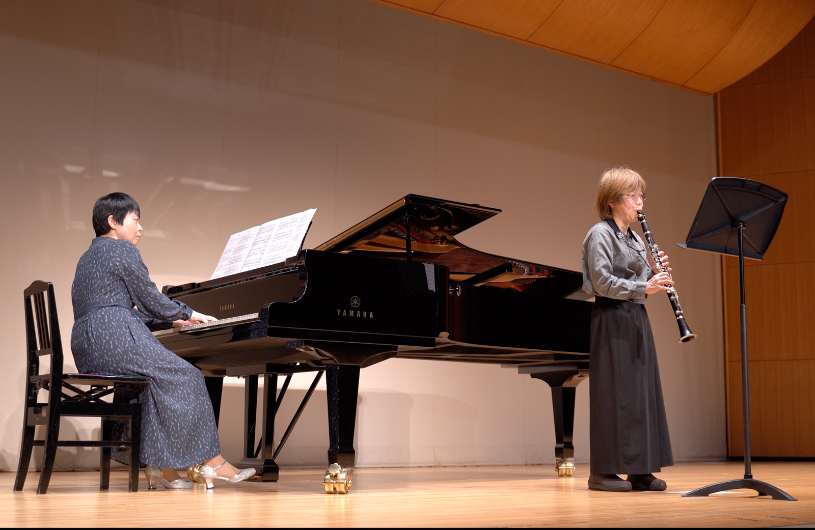 発表会でソロ演奏する生徒